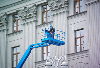 Cilvēka celšanai paredzētā pacēlāja operators