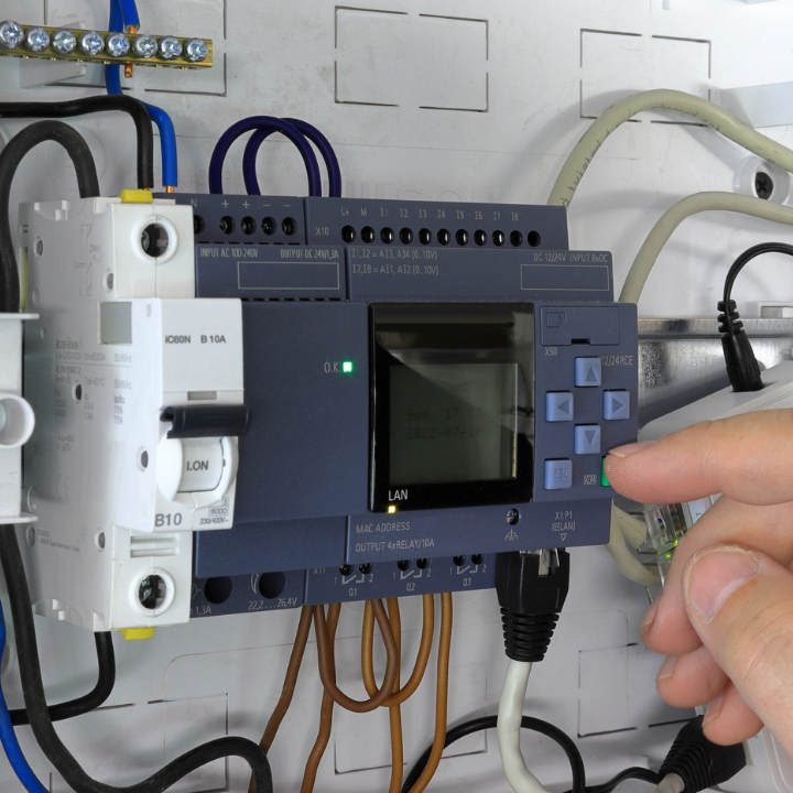 Programmējamo Loģisko kontrolleru (PLC) programmēšana ar digitālo programmēšanas rīku Zelio Soft 2 attālināti